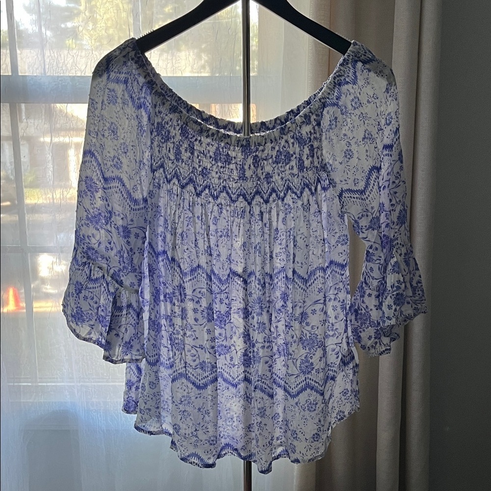 En Creme Floral Blue and White Flowy Boho Blouse Size Medium - Picture 7 of 11